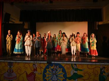 "कला के रंग बच्चों के संग" बाल कार्यशाला में नन्हे कलाकारों ने अपनी रचनात्मकता का अद्भुत प्रदर्शन किया। 28 जून 2025 को सर्वोदय कन्या विद्यालय, पश्चिम विहार, दिल्ली-63 में प्रस्तुत उनकी कमाल की कलाकृतियों और नाटकों की कुछ झलकियाँ