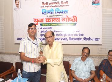 हिन्दी दिवस के उपलक्ष्य में आयोजित युवा काव्य गोष्ठी की एक झलक