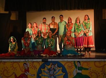 "कला के रंग बच्चों के संग" बाल कार्यशाला में नन्हे कलाकारों ने अपनी रचनात्मकता का अद्भुत प्रदर्शन किया। 28 जून 2025 को सर्वोदय कन्या विद्यालय, पश्चिम विहार, दिल्ली-63 में प्रस्तुत उनकी कमाल की कलाकृतियों और नाटकों की कुछ झलकियाँ