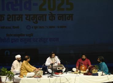 कमानी सभागार में दिनांक 4/6/25 को आयोजित यमुनोत्सव 2025 के छायाचित्र।