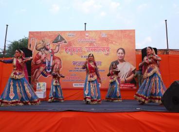 दिनांक 12.04.2025 को हनुमान जन्मोत्सव के उपलक्ष्य पर डॉ राजेंद्र प्रसाद पार्क, वेस्ट विनोद नगर, पटपडगंज, दिल्ली में अकादमी  द्वारा आयोजित मनभावन भजन संध्या सांस्कृतिक कार्यक्रम की शानदार झलकियाँ ।
