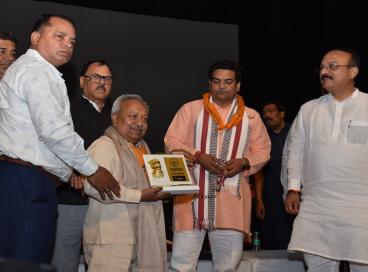कमानी सभागार में दिनांक 4/6/25 को आयोजित यमुनोत्सव 2025 के छायाचित्र।