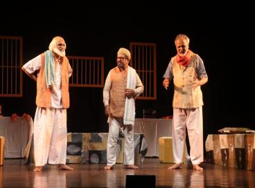  छोड़ो कल की बातें नाट्य मंचन की प्रस्तुति