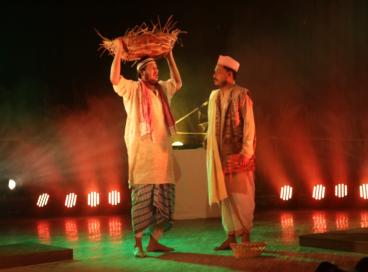 शंकर लाल हॉल में आयोजित नाटक दो आम के छायाचित्र