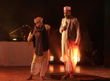 शंकर लाल हॉल में आयोजित नाटक दो आम के छायाचित्र