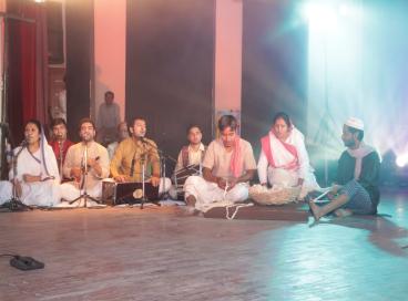 शंकर लाल हॉल में आयोजित नाटक दो आम के छायाचित्र