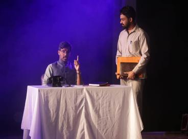 शंकर लाल हॉल में आयोजित नाटक मुआवजा के छायाचित्र
