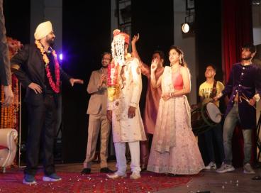 शंकर लाल हॉल में आयोजित नाटक शादी के मंडप में नाटक के छायाचित्र