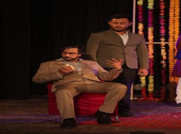 शंकर लाल हॉल में आयोजित नाटक शादी के मंडप में नाटक के छायाचित्र